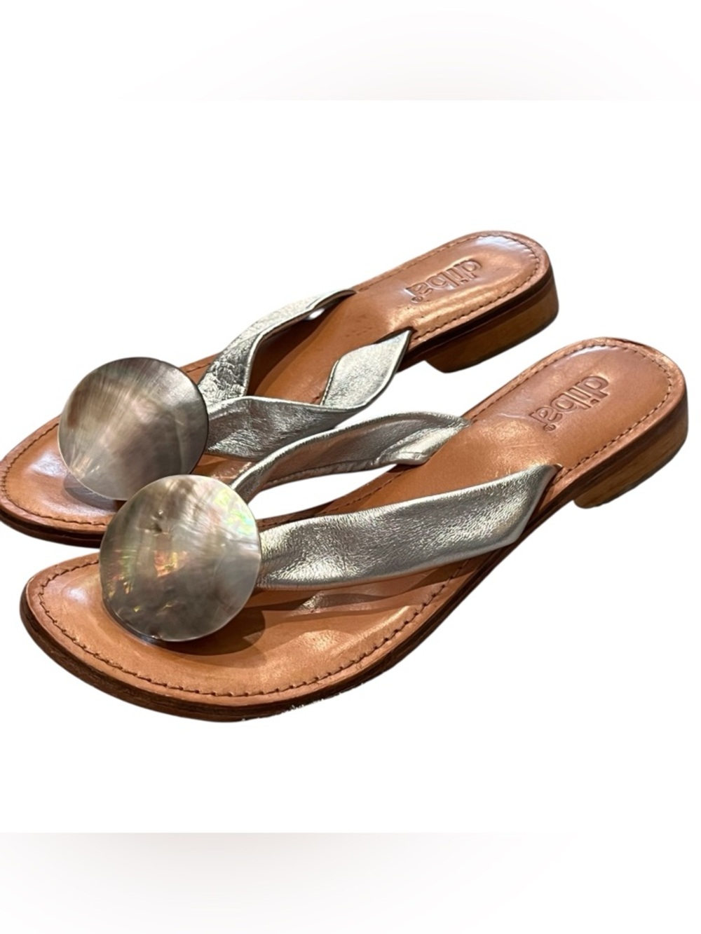 Diba Metallic Silver Leather Thong Sandals Shell Disc Detail Boho Y2K Size 7 - Picture 1 of 10